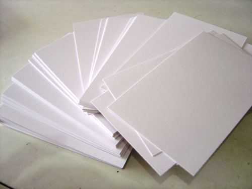 白卡纸和铜版纸规格（白卡纸和铜版纸印刷图片哪个好看）
