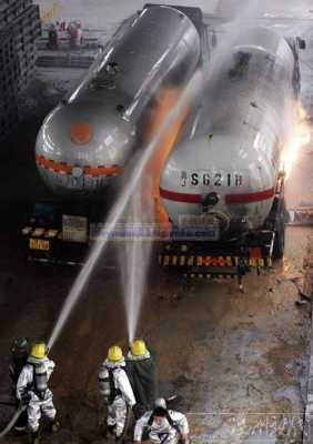 液磷槽罐车起火「lng槽车爆炸」