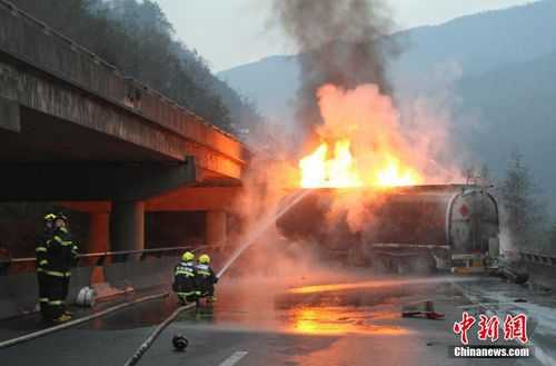 高速路上油罐车爆炸-高速堵车液罐车瞬间爆炸