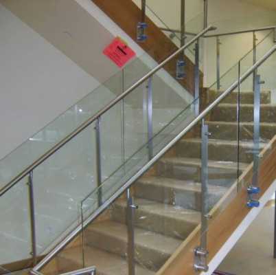 消防楼梯玻璃可以贴磨砂纸吗（消防楼梯玻璃可以贴磨砂纸吗图片）