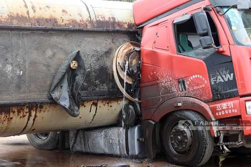 车祸30吨液碱罐车事故视频-车祸30吨液碱罐车