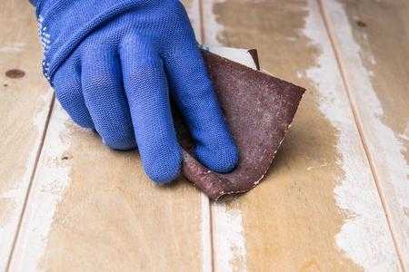 砂纸打磨时要用纸巾擦拭吗 打磨砂纸用多久可以换了