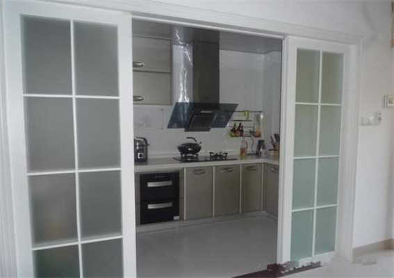 厨房玻璃趟门为何贴磨砂纸,厨房门玻璃是透明的还是磨砂的好 